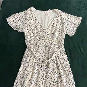 Sienna Sky Women’s dress in Medium, White with Blue Floral Pattern NEW WITH TAG